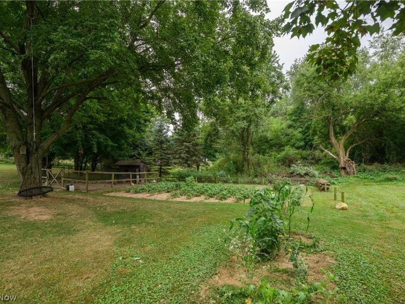 10299 Hunting Hills Avenue NE, Hartville, OH 44632 Photo 6