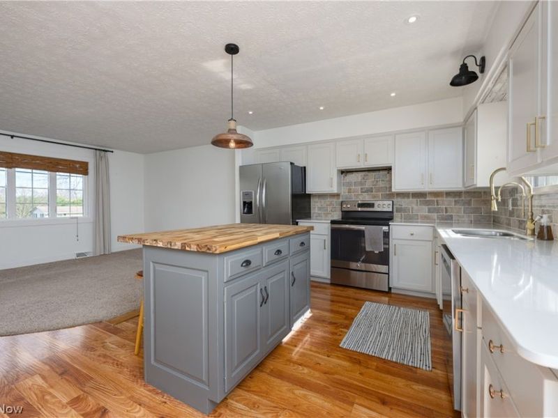 10299 Hunting Hills Avenue NE, Hartville, OH 44632 Photo 9