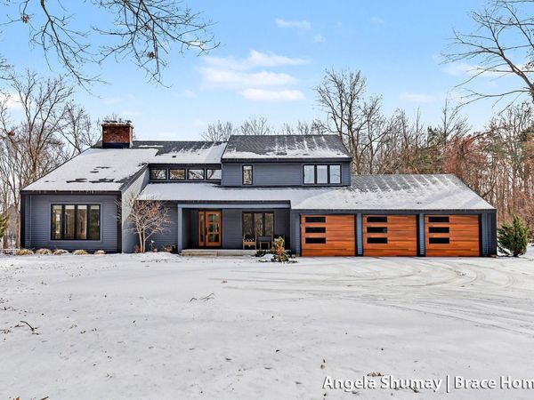 400 Greentree Lane NE, Ada, MI 49301