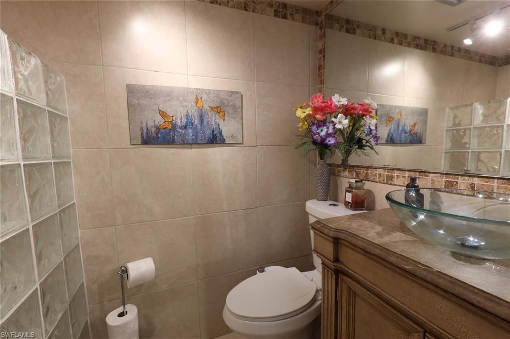 37 High Point Cir E, Unit 209, Naples, FL 34103 Photo