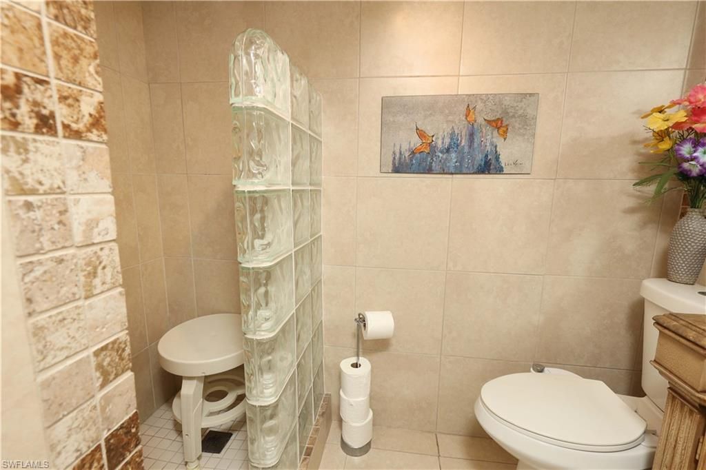 37 High Point Cir E, Unit 209, Naples, FL 34103 Photo