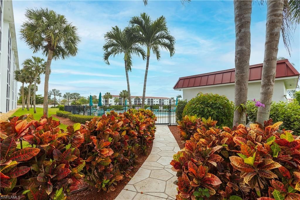 37 High Point Cir E, Unit 209, Naples, FL 34103 Photo