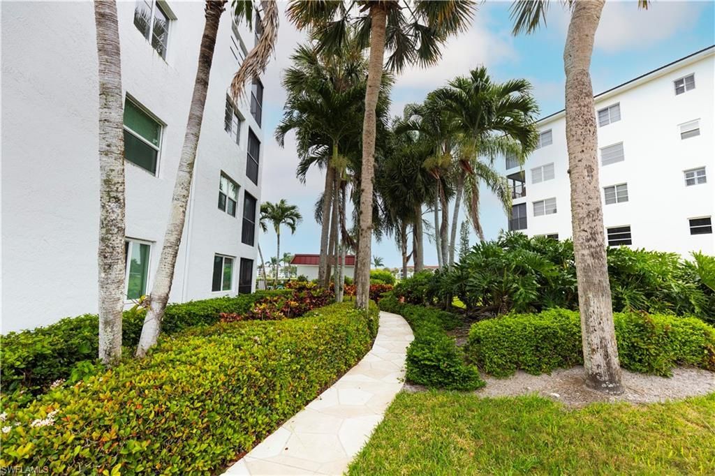 37 High Point Cir E, Unit 209, Naples, FL 34103 Photo
