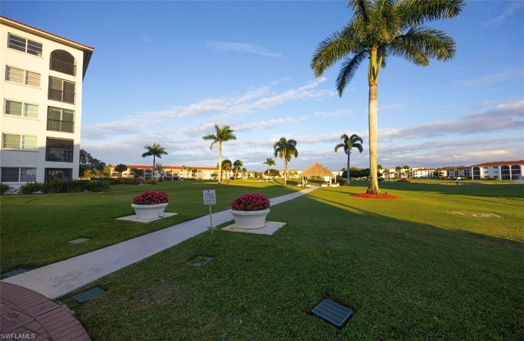 37 High Point Cir E, Unit 209, Naples, FL 34103 Photo