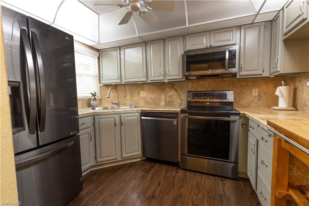 37 High Point Cir E, Unit 209, Naples, FL 34103 Photo