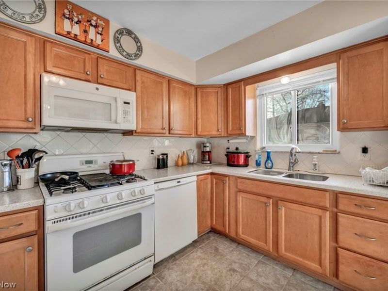 24207 Lebern Drive, North Olmsted, OH 44070 Photo 12