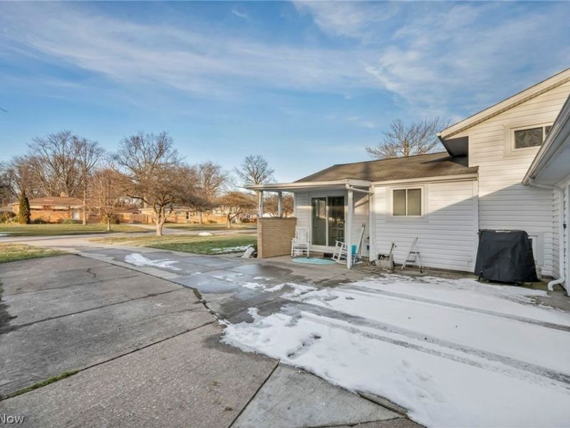 24207 Lebern Drive, North Olmsted, OH 44070 Photo 5