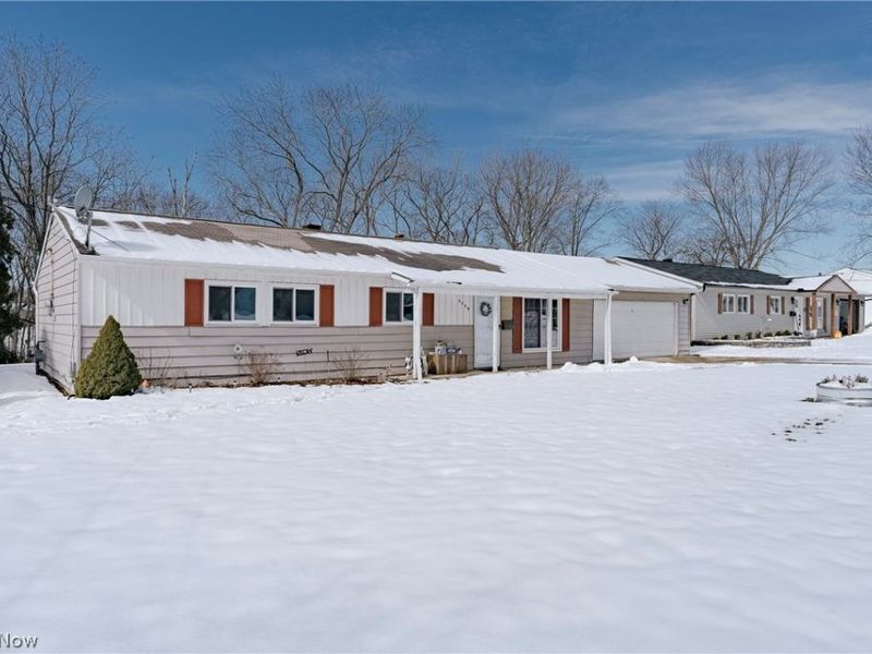 6250 Oxford Court, Bedford Heights, OH 44146 Photo 2