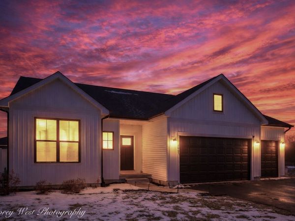 1005 Joel Lane , Genoa, IL 60135