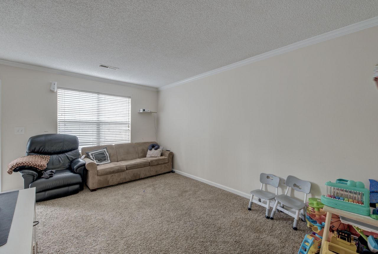 6240 Lucille Drive Photo 4