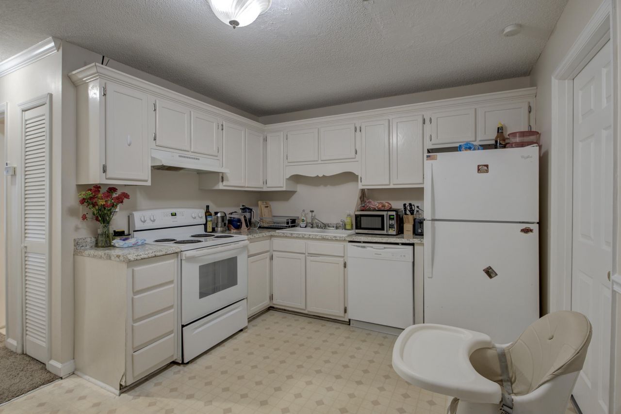 6240 Lucille Drive Photo 7