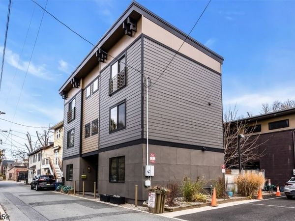 10 Mccready Aly, Lambertville, NJ 08530