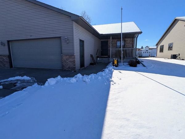 114 E NORTH WATER STREET, New London, WI 54961