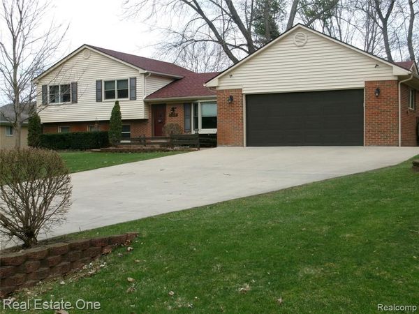 23918 Forest Park Drive E, Novi, MI 48374