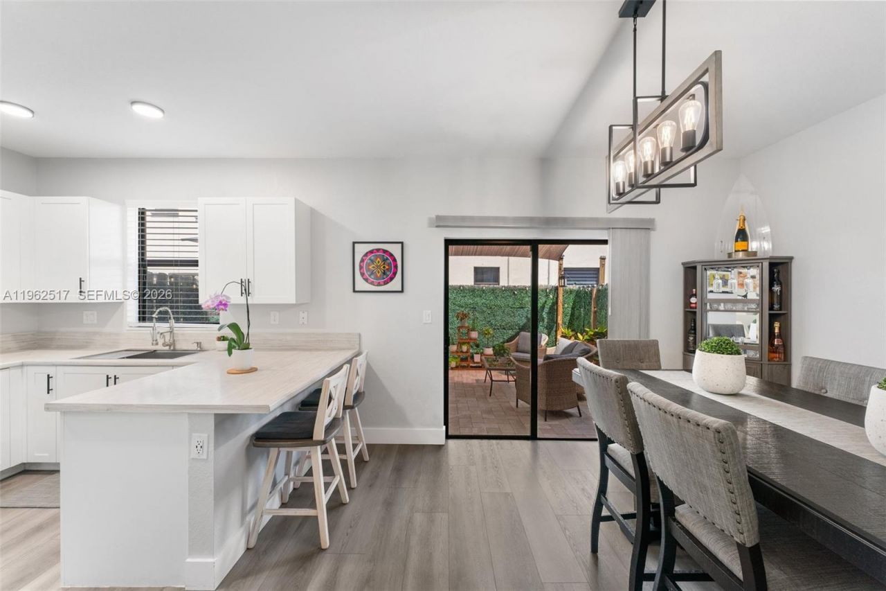 549 NE 206th Ln , Miami, FL 33179 Photo