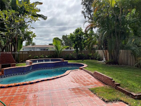 550 NE 174th St , North Miami Beach, FL 33162