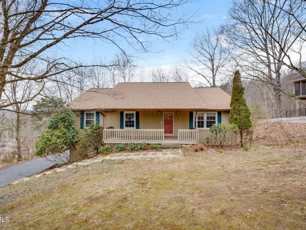 2809 Oak Cliff Court, Johnson City, TN 37601