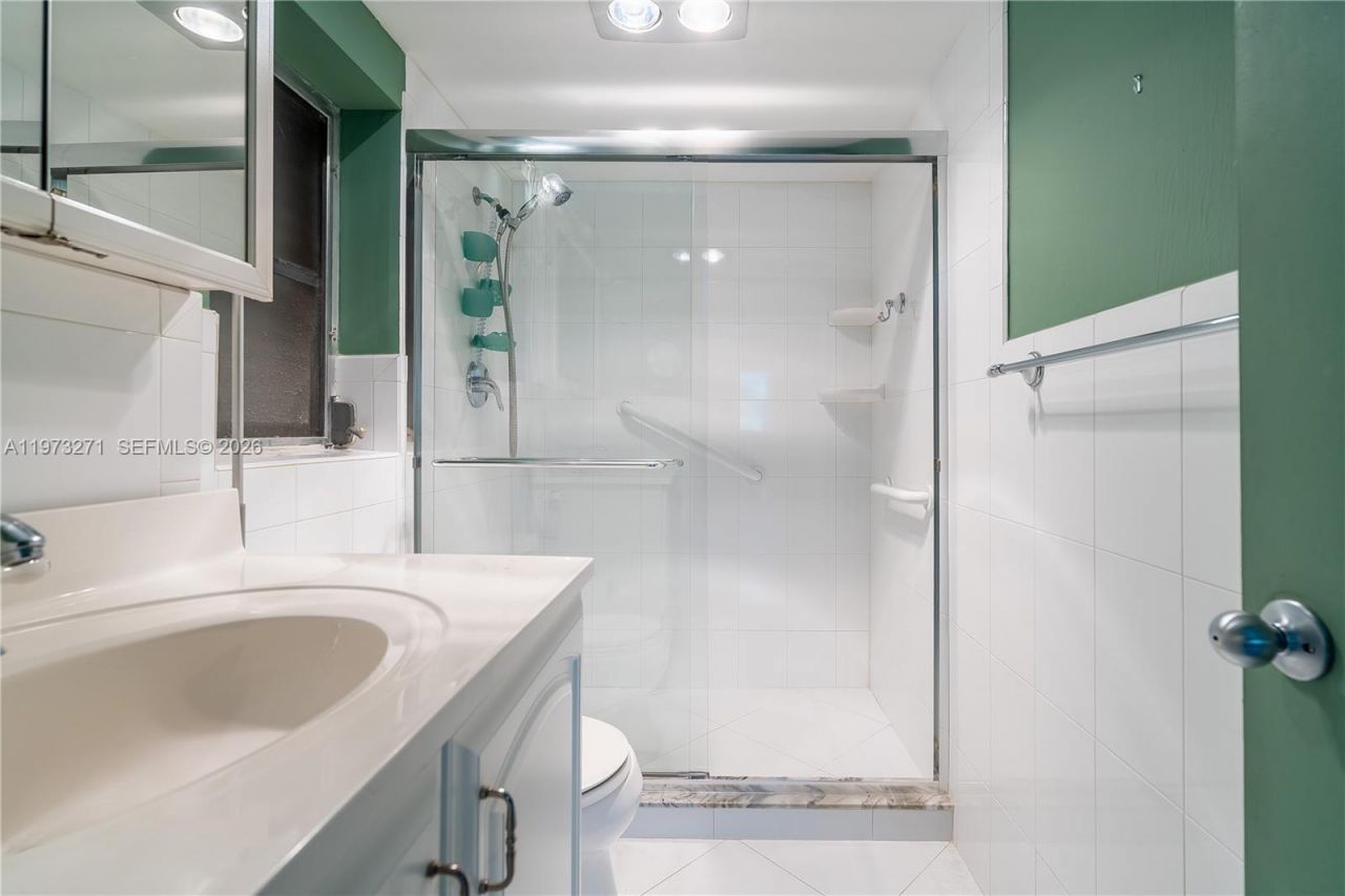 1445 Atlantic Shores Blvd, Unit 210, Hallandale Beach, FL 33009 Photo