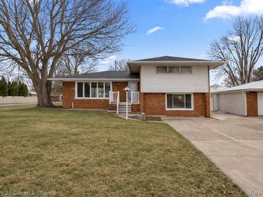 30631 Bayview Drive, Gibraltar, MI 48173