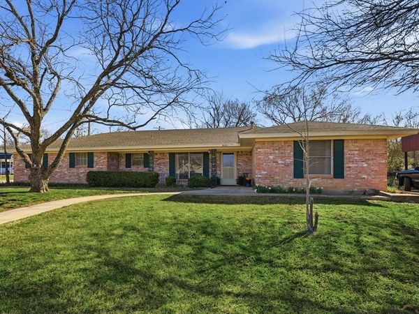 412 N Cummings Drive, Alvarado, TX 76009