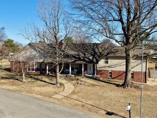 1002 W Knisley Avenue, Checotah, OK 74426