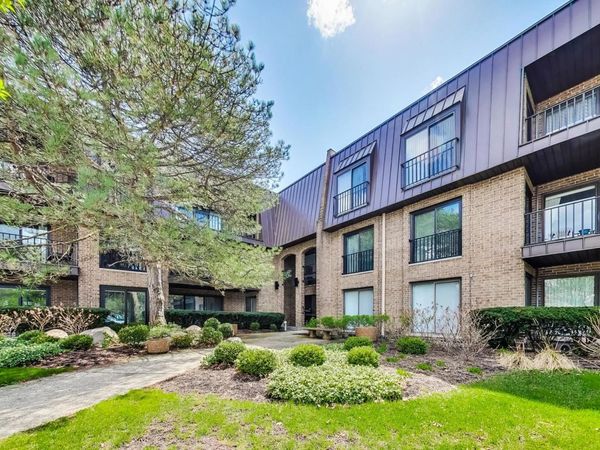 1 The Court of Harborside Court , Unit 202, Northbrook, IL 60062