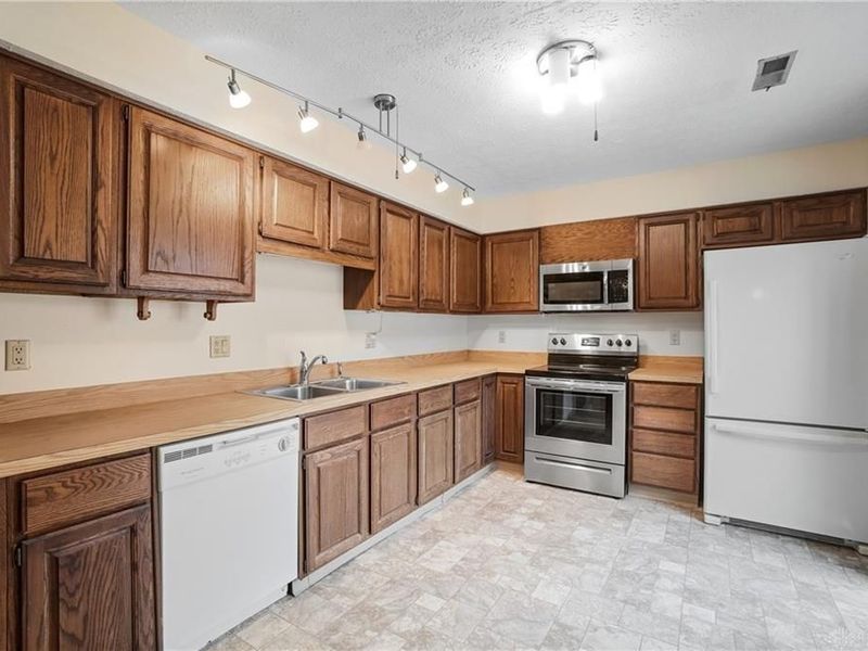 8603 Sea Pines Lane, Dayton, OH 45458 Photo 3