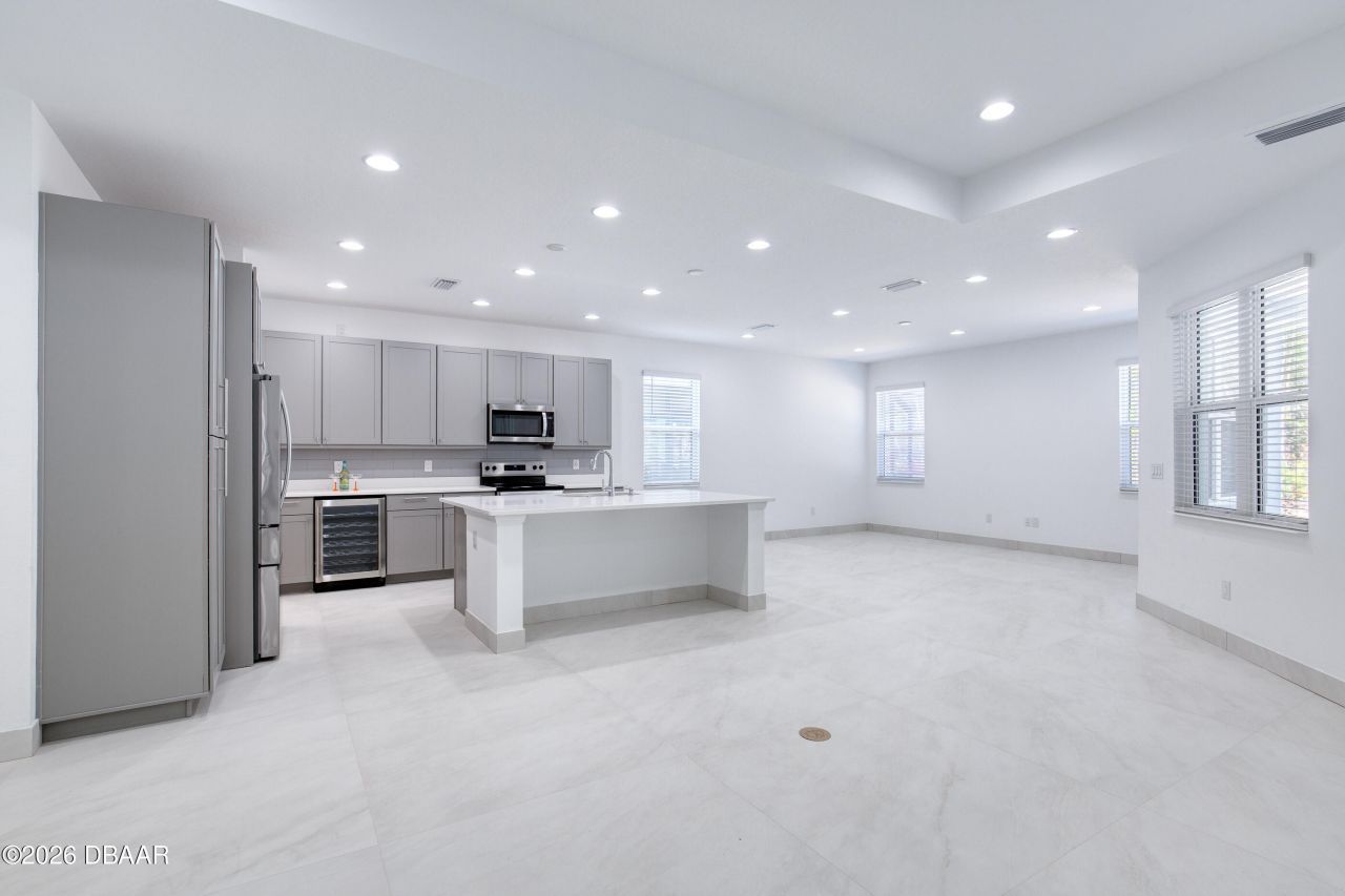 672 Hang Loose Way, Daytona Beach, FL 32124 Photo