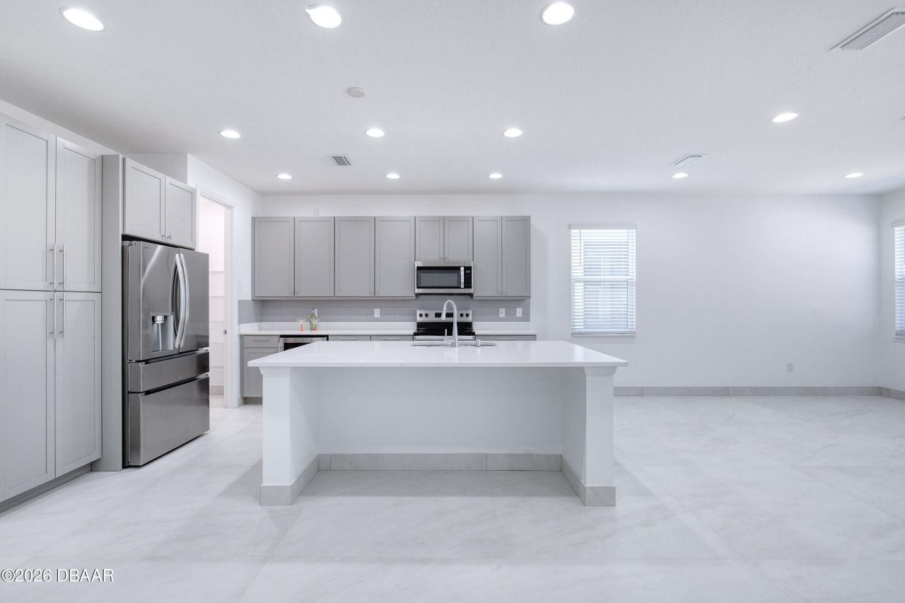 672 Hang Loose Way, Daytona Beach, FL 32124 Photo