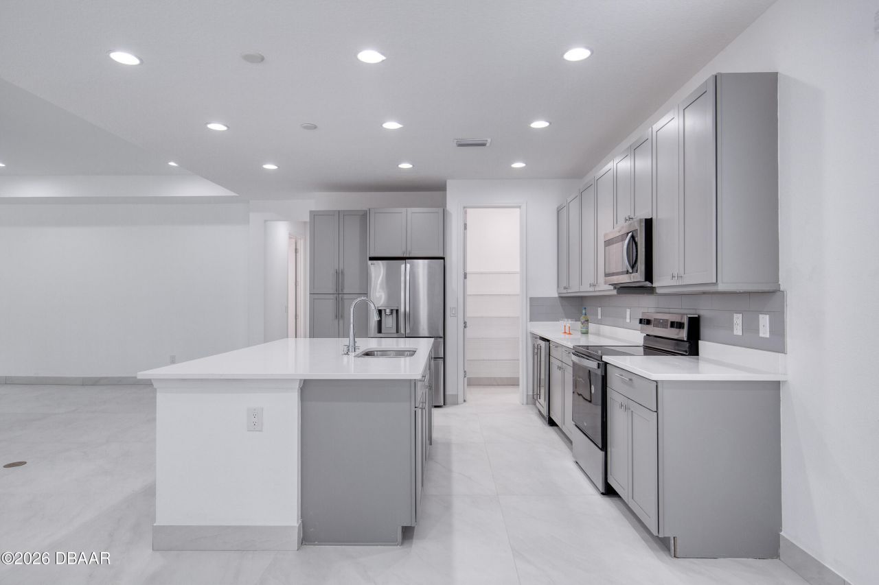 672 Hang Loose Way, Daytona Beach, FL 32124 Photo