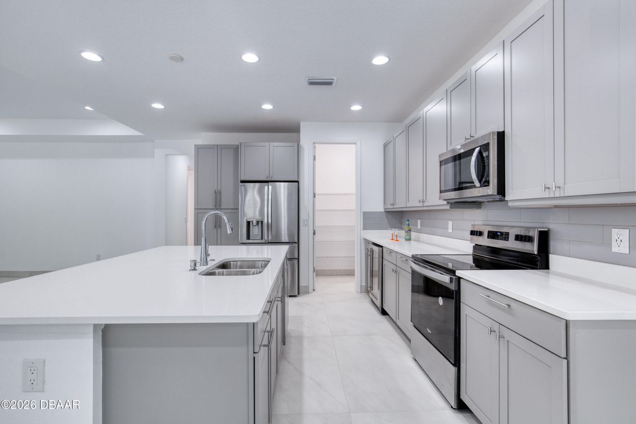 672 Hang Loose Way, Daytona Beach, FL 32124 Photo