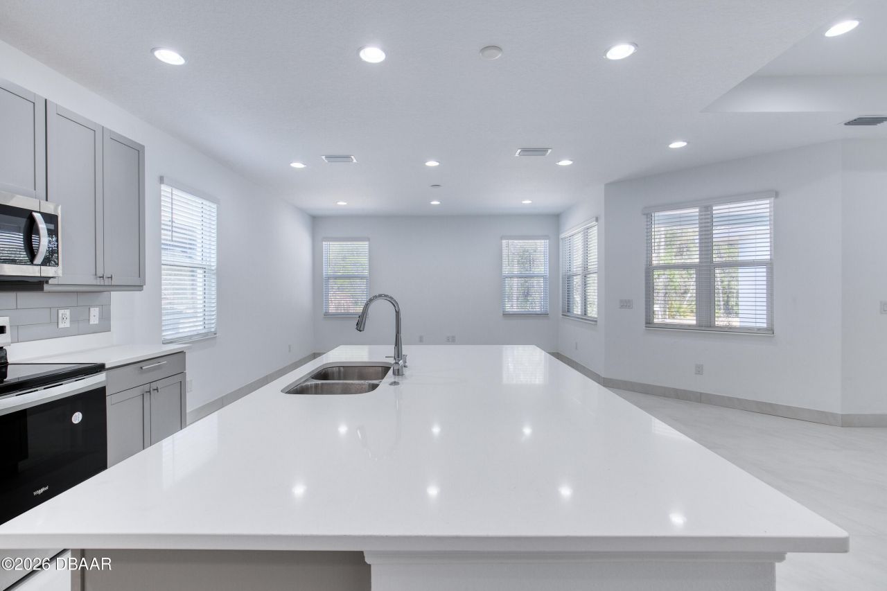 672 Hang Loose Way, Daytona Beach, FL 32124 Photo