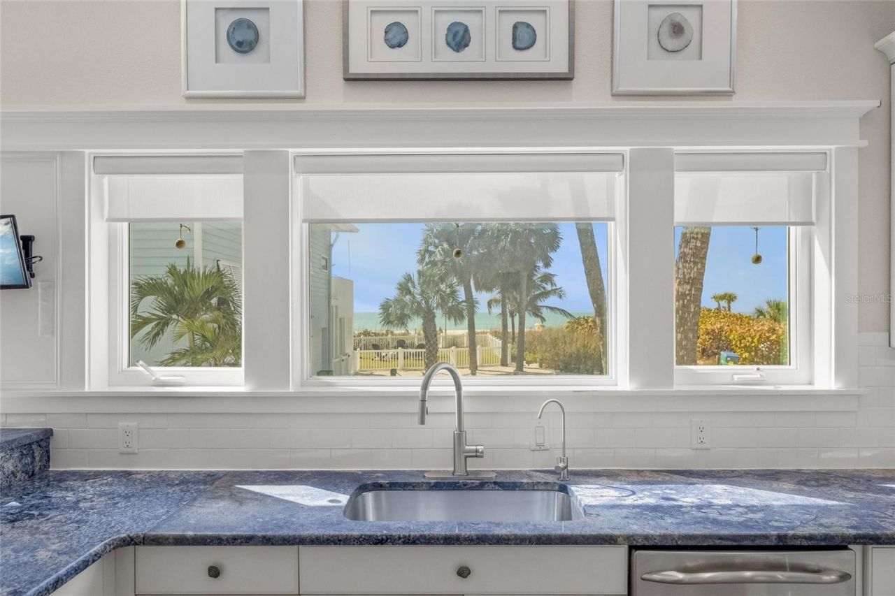 105 49th Street, Holmes Beach, FL 34217 Photo