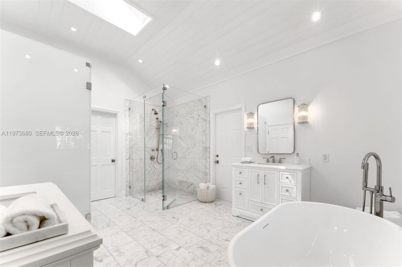 6675 Roxbury Ln , Miami Beach, FL 33141 Photo