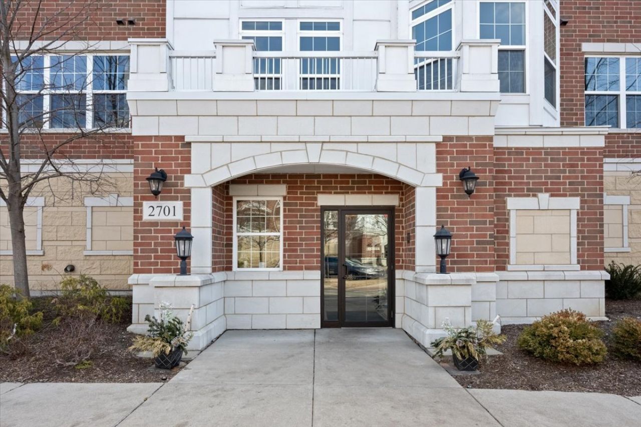 2701 Commons Drive, Unit 210, Glenview, IL 60026 Main Photo