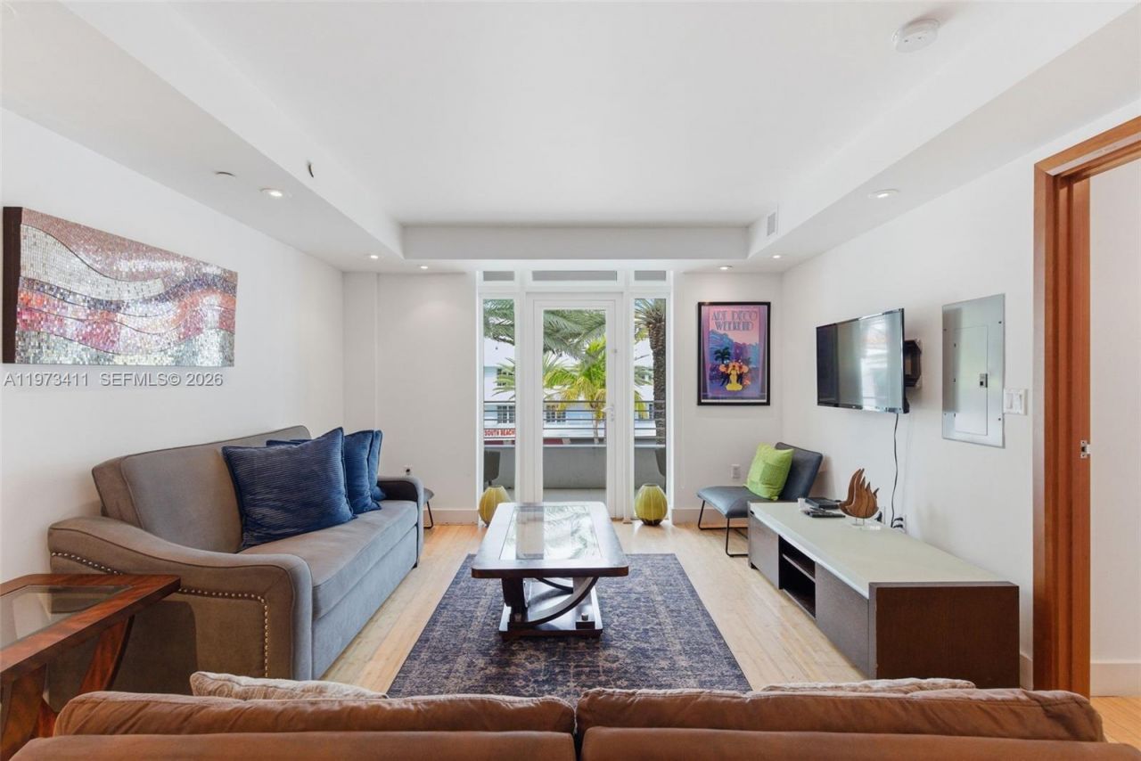 448 Ocean Dr, Unit 303, Miami Beach, FL 33139 Photo