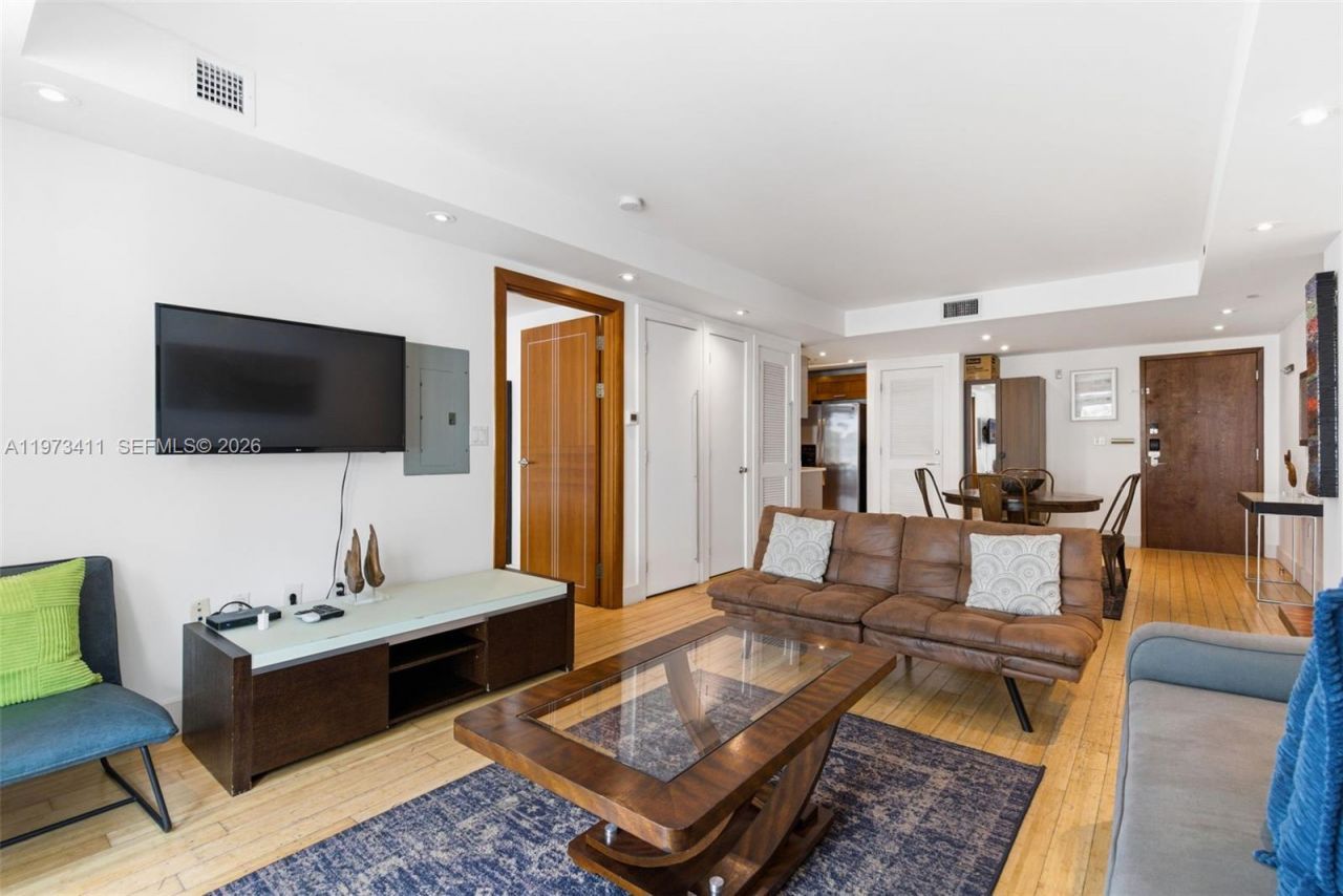 448 Ocean Dr, Unit 303, Miami Beach, FL 33139 Photo