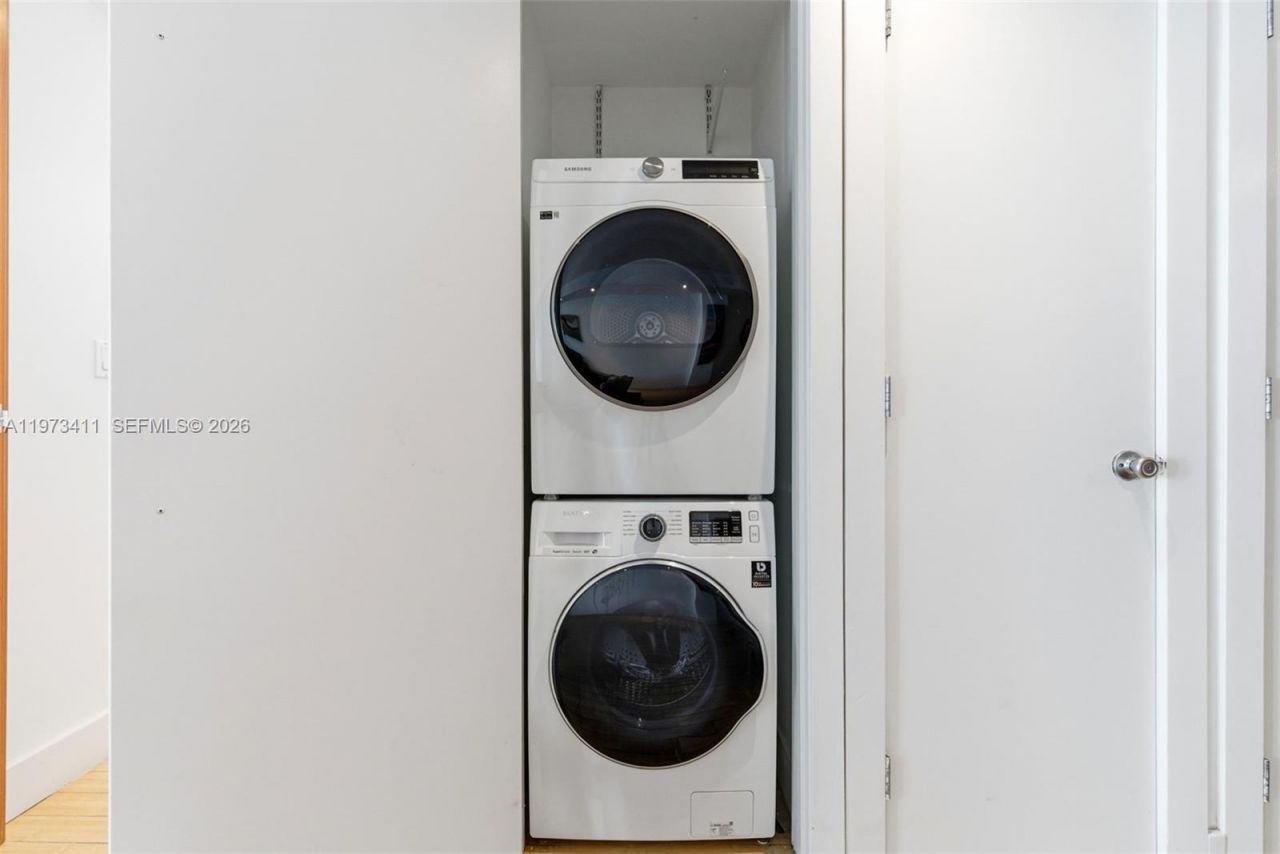 448 Ocean Dr, Unit 303, Miami Beach, FL 33139 Photo