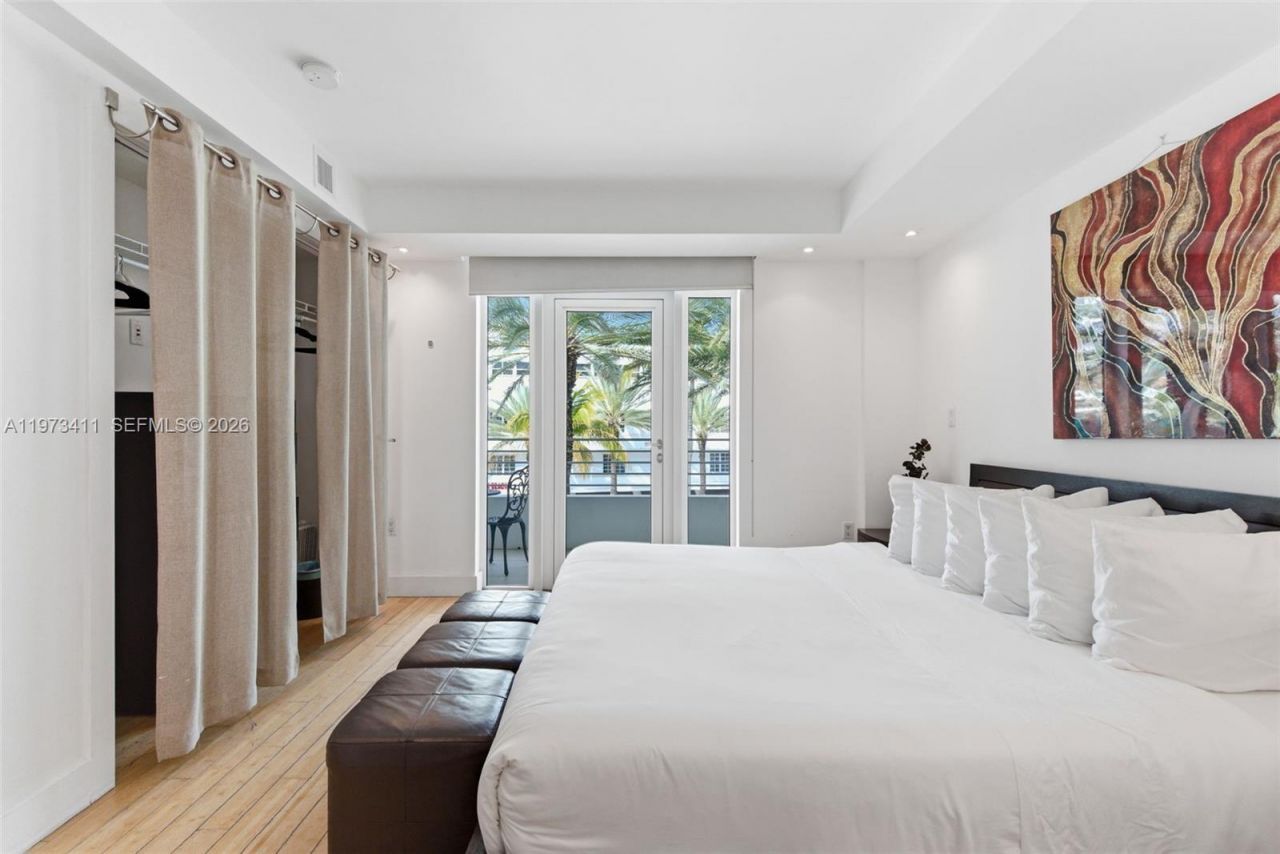 448 Ocean Dr, Unit 303, Miami Beach, FL 33139 Photo