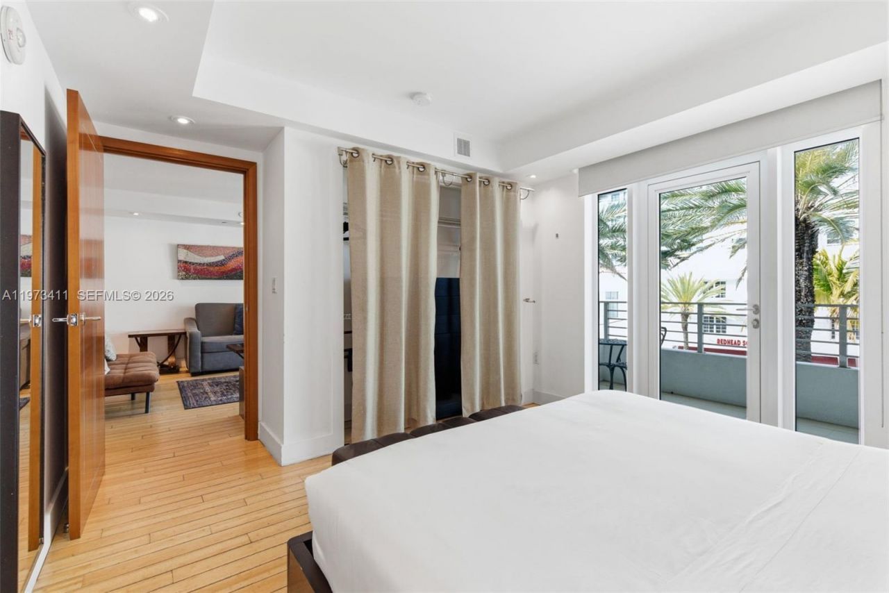 448 Ocean Dr, Unit 303, Miami Beach, FL 33139 Photo