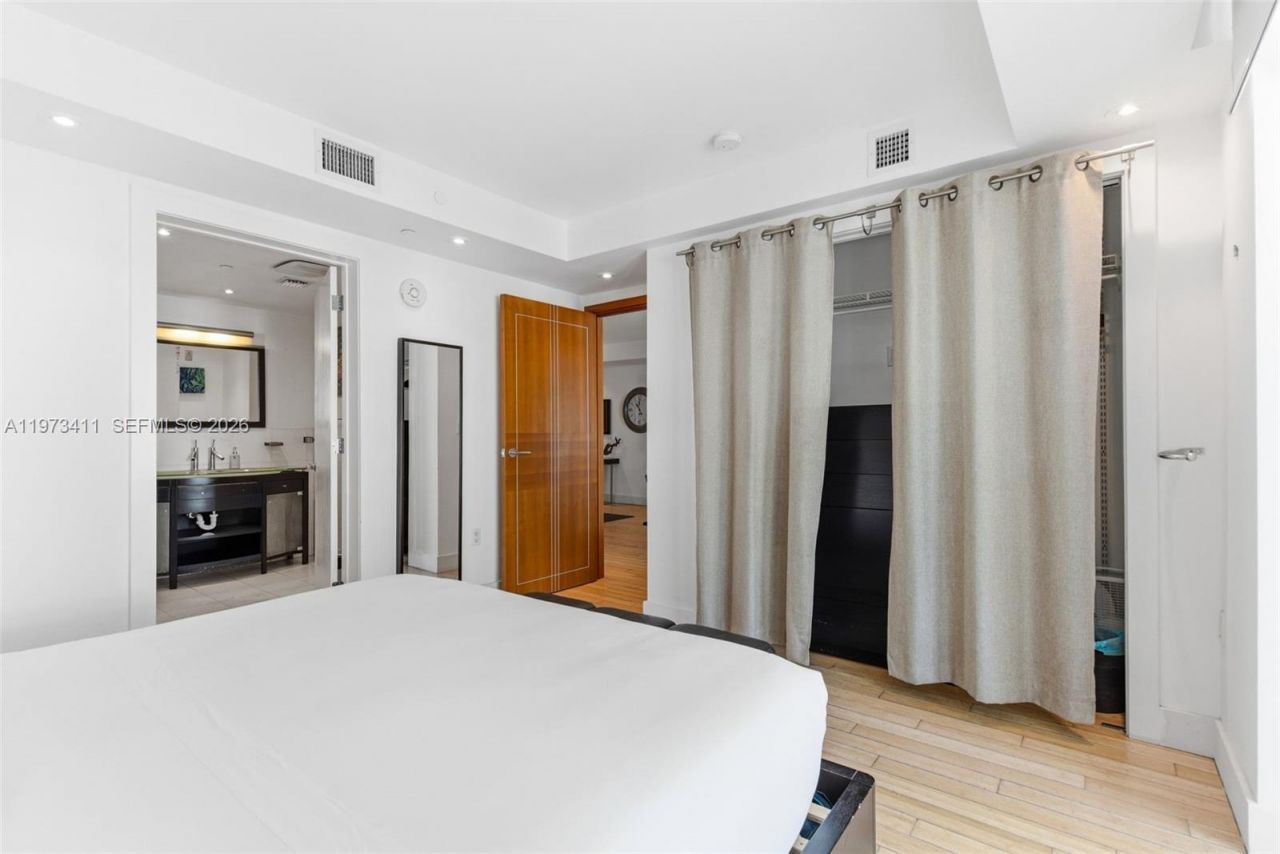 448 Ocean Dr, Unit 303, Miami Beach, FL 33139 Photo