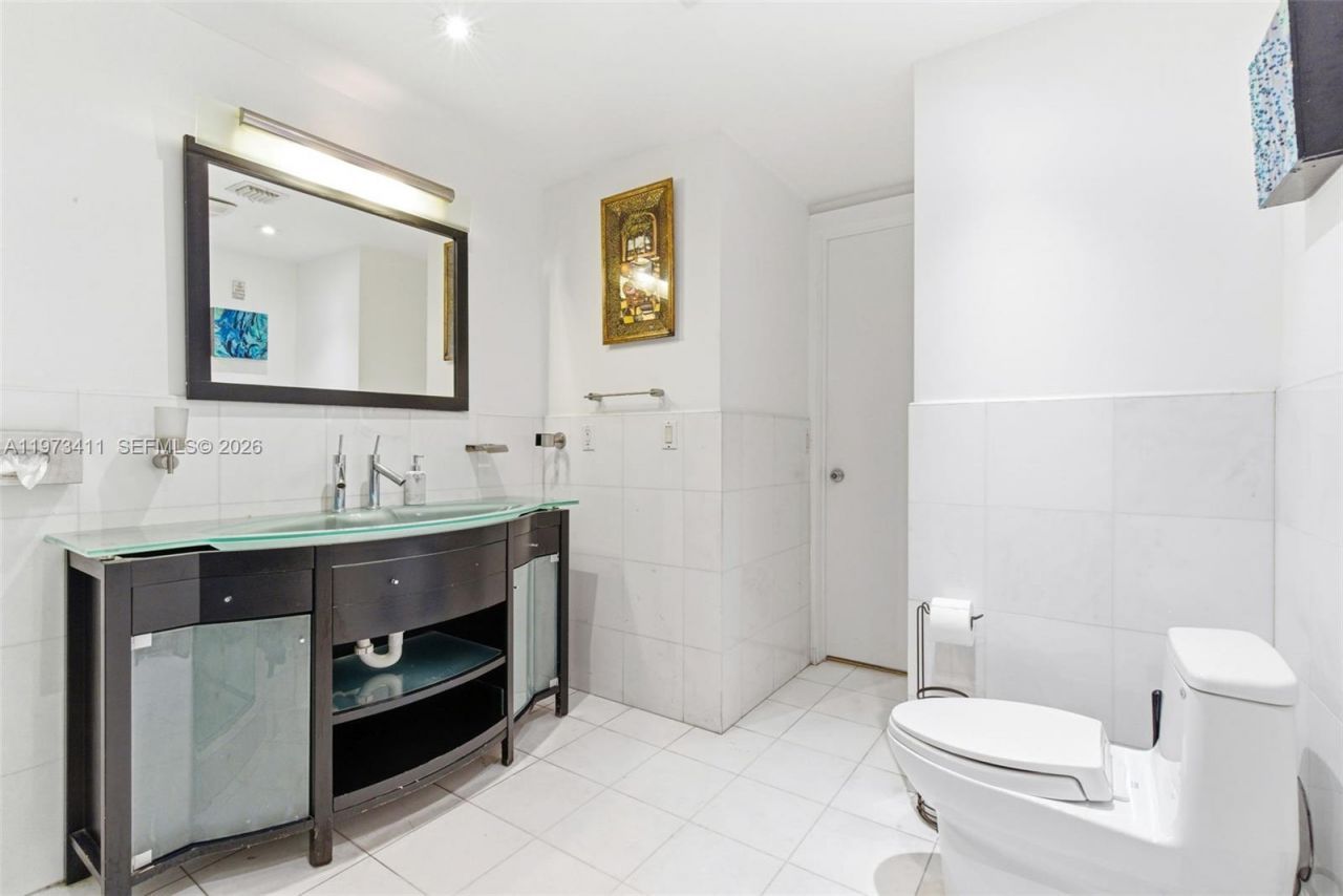 448 Ocean Dr, Unit 303, Miami Beach, FL 33139 Photo