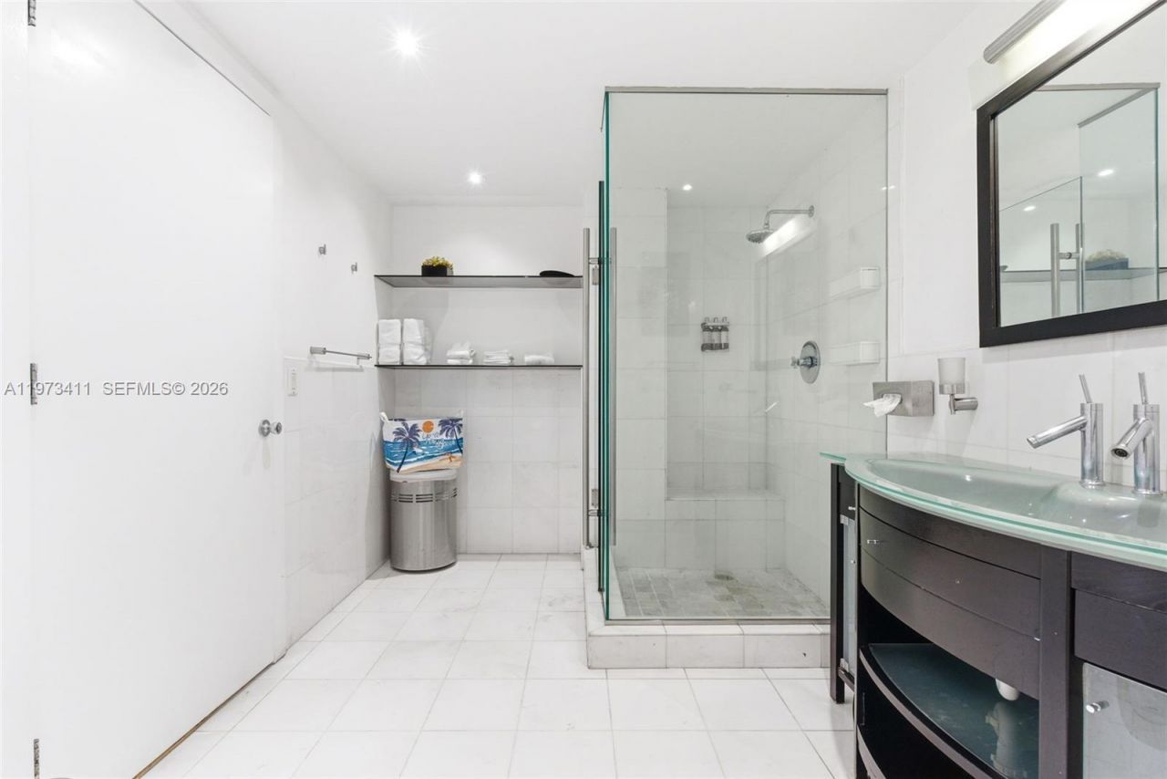 448 Ocean Dr, Unit 303, Miami Beach, FL 33139 Photo