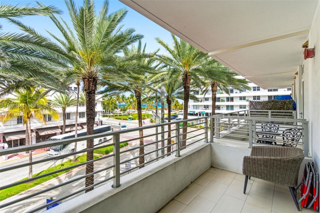 448 Ocean Dr, Unit 303, Miami Beach, FL 33139 Photo