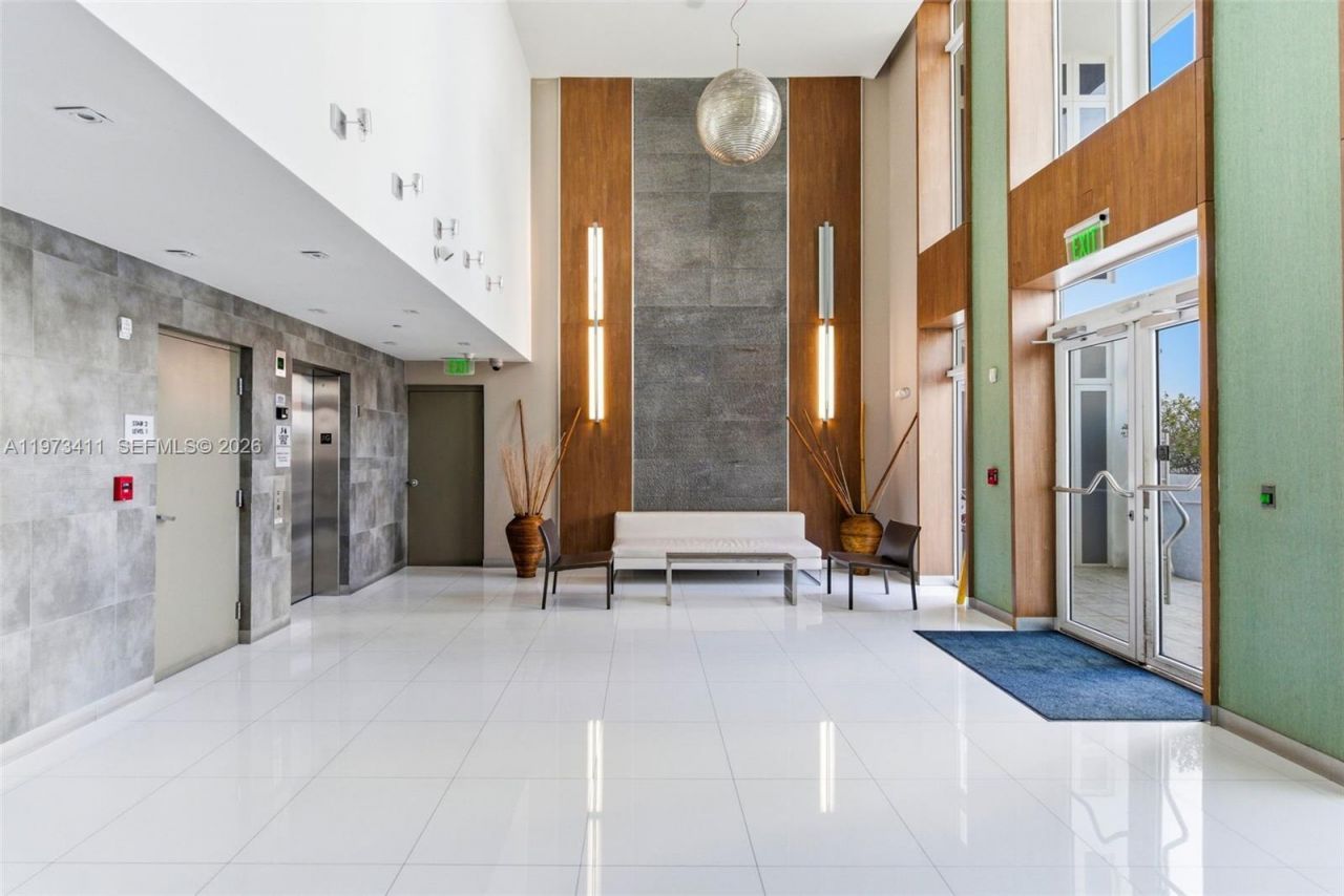 448 Ocean Dr, Unit 303, Miami Beach, FL 33139 Photo