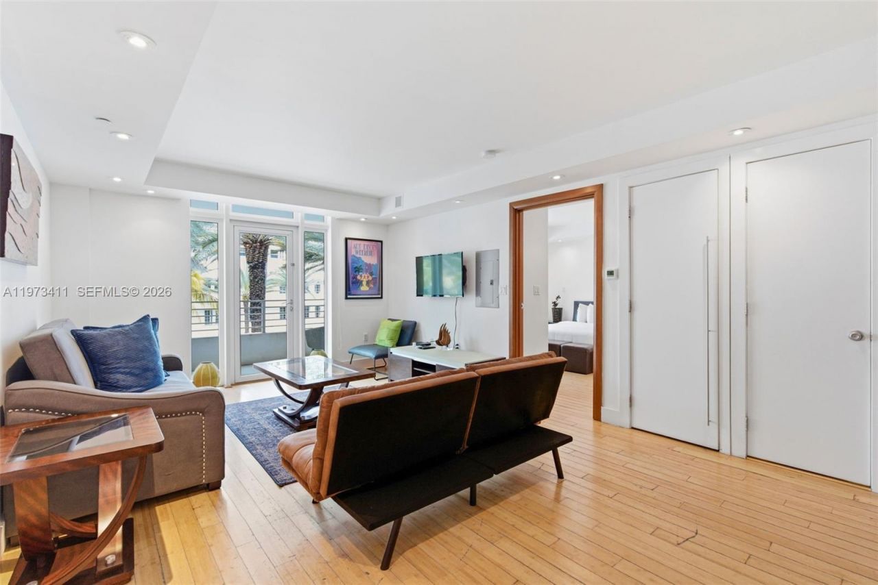 448 Ocean Dr, Unit 303, Miami Beach, FL 33139 Photo