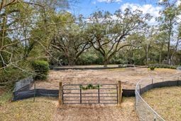 1042 Chambers Lane photo 4