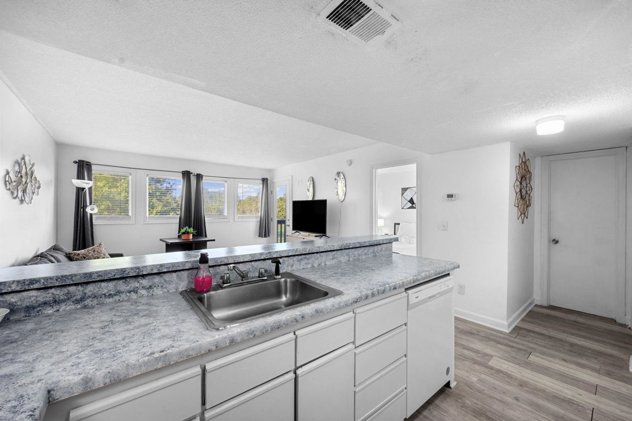 5905 S Kings Hwy.  Photo 5