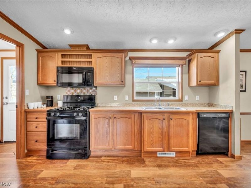 378 Pin Oak, Elyria, OH 44035 Photo 13