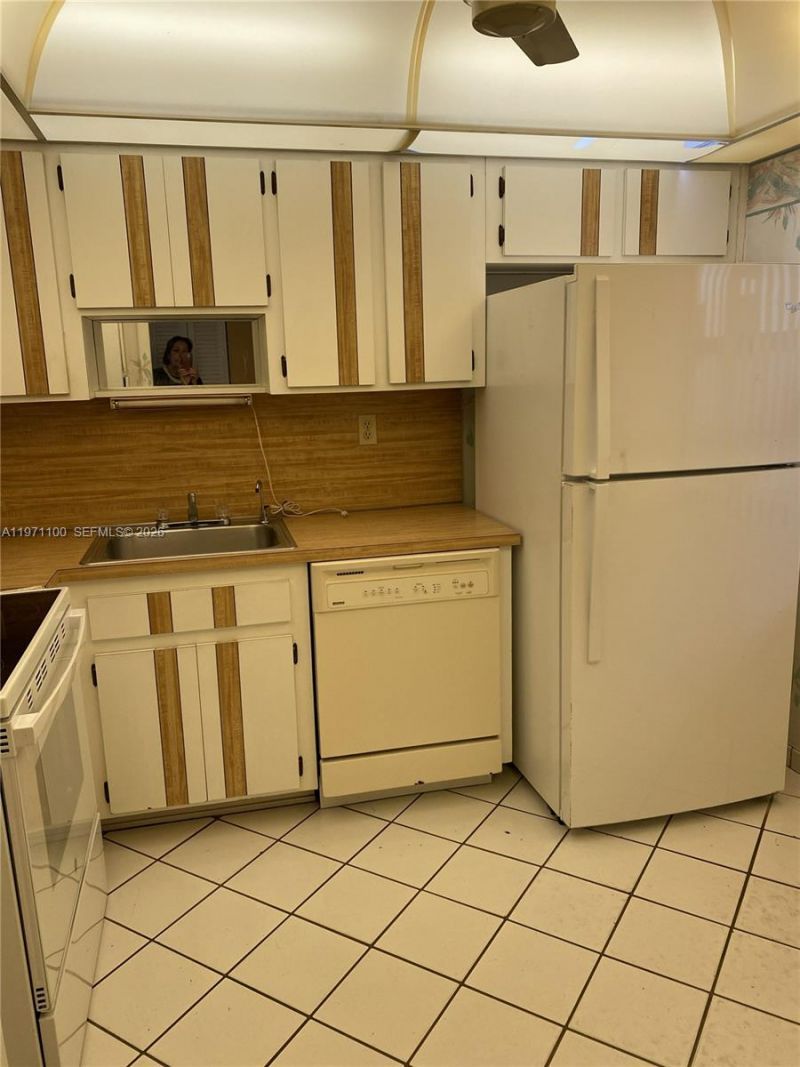 8201 Byron Ave, Unit 405, Miami Beach, FL 33141 Photo